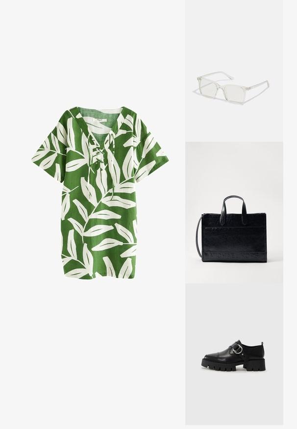 Tunic de in verde cu model alb de frunze, mâneci scurte, decolteu în formă de V cu detalii cu șiret, croială lejeră și tiv drept.; Pantofi din piele neagră cu o talpă groasă, nervurată, având un accent circular din metalargintiu și un detaliu minim de cusătură.; Ochelari de vedere cu rame pătrate din plastic transparent, dotate cu lentile translucide și accente aurii pe temple pentru un detaliu suplimentar.; Geanta tote din piele neagră, cu două mânere superioare, un curea de umăr detașabilă și logo-ul „MICHAEL KORS” embossat pe față. Textură netedă.