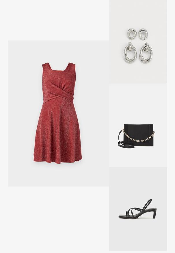 Piros ruha textúrált, csillogó felülettel. Négyzet alakú dekoltázzsal és csavart részlettel a deréknál. Bővülő szoknya. Nem látható záródások.; Fekete pántos szandál négyzetes orral és alacsony blokk sarkal. Több vékony pánttal és állítható boka pánttal rendelkezik. Sima bőrből készült.; Fekete bőr keresztpántos táska, sima textúrával, téglalap alakú és fém lánc részlettel az elején. Állítható pánttal ellátva.; Ezüst árnyalatú fém fülbevalók, melyek két különböző dizájnnal rendelkeznek: egy csavart kör alakú karika és egy sima kör alakú stift. A fényes felület fokozza az eleganciát.