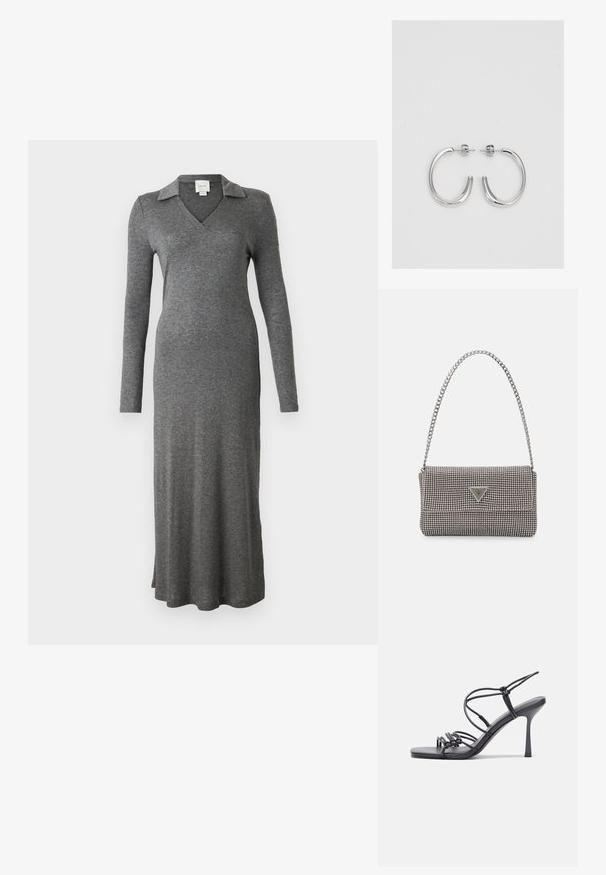 Rochie gri cu mânecă lungă, realizată dintr-un material moale, având un guler la gât și un design fluid cu o fante laterală în partea de jos.; Sandale negre cu toc înalt au curele subțiri cu un design legat, un vârf pătrat neted și un toc stiletto elegant.; Geantă metalică gri deschis, cu un strap din lanț, decorată cu mici ținte circulare metalice și un logo de marcă triangular.; Cercei rotunzi din argint cu un finisaj neted și strălucitor. Design ușor, având o formă rotundă și închidere cu tijă.