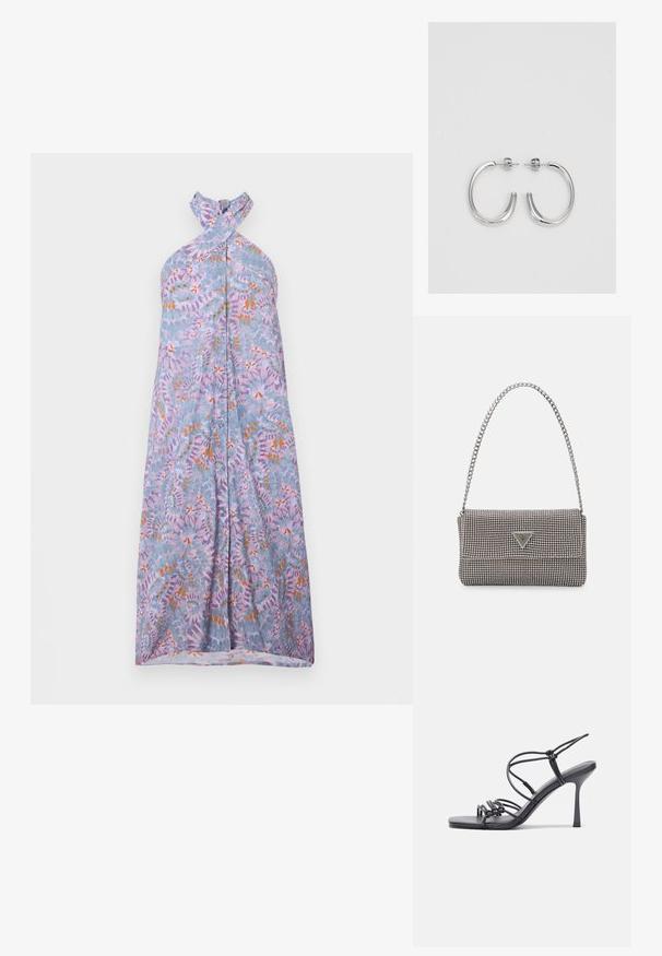 Maxikleid mit Halterneck-Design aus hellblauem Stoff, versehen mit einem floralen Muster in Lavendel, Orange und Grün. Knopfverschluss vorne.; Schwarze, hochhackige Sandalen mit dünnen Riemen und einem geknoteten Design, einer glatten, rechteckigen Zehenpartie und einem eleganten Stiletto-Absatz.; Hellegraue metallische Handtasche mit einer Kettenriemen, verziert mit kleinen kreisförmigen metallic Nieten und einem dreieckigen Markenlogo.; Silberne Creolen mit einer glatten, glänzenden Oberfläche. Abgerundete Form, leichtes Design, mit einer Steckverschluss.