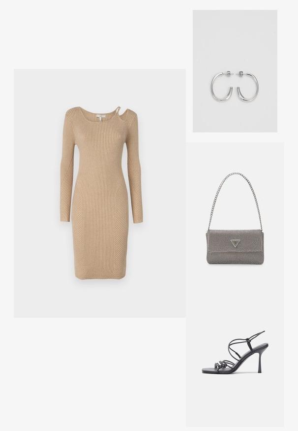 Beżowa dzianinowa sukienka z falbanami, z długimi rękawami i okrągłym dekoltem. Posiada skośne akcenty w ribbing oraz wycięcie na ramieniu.; Czarne sandały na wysokim obcasie mają cienkie paski z węzłowym wzorem, gładki, kwadratowy czubek i smukły obcas w stylu szpilki.; Jasnoszara metaliczna torebka na łańcuszku, ozdobiona małymi okrągłymi metalowymi ćwiekami oraz trójkątnym logo marki.; Srebrne kolczyki na biglu o gładkim, błyszczącym wykończeniu. O zaokrąglonym kształcie, lekkim designie, z zamknięciem na zatrzask.
