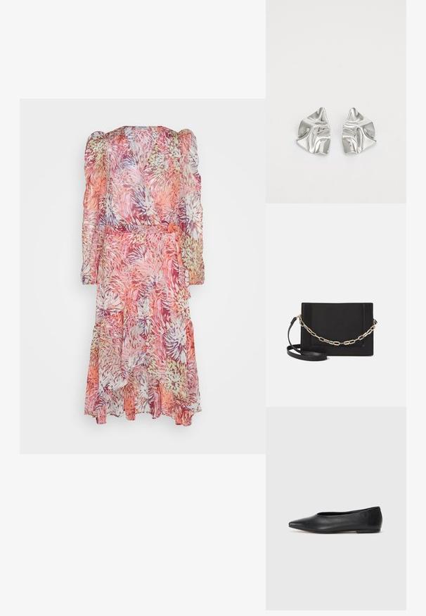Cvečni, prosojni zavijalni plašč v roza, oranžni in sivkasti barvi; dolgi napihnjeni rokavi z naborkom na robu in trakom iz blaga na pasu.; Črne usnjene balerinke, koničast toe, minimalističen dizajn, gladka tekstura, nizka peta, brez vidnih kovinskih delov ali okraskov.; Črna usnjena torba čez ramo z gladko teksturo, pravokotno obliko in kovinskim verižnim detajlom spredaj. Vključena je nastavljiva naramnica.; Srebrni kovinski uhani z valovitim, skulpturalnim dizajnom, ki se ponašajo s poliranim zaključkom in nerednimi oblikami, kar poudarja sodobno estetiko.