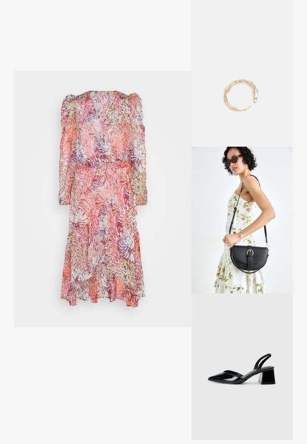 Abito avvolgente floreale e trasparente in tonalità di rosa, arancione e lavanda; maniche lunghe a palloncino con orlo a volant e una cintura di tessuto in vita.; Décolleté in vernice nera con punta affusolata e tacco in geometria cubica. Presentano un design elegante e minimalista, con una texture liscia.; Borsa a tracolla nera in pelle con una forma curva, manico rimovibile e accessori dorati. La borsa presenta una patta con un dettaglio a fibbia.; Anello in tono oro con un design organico e Twisted, caratterizzato da una superficie liscia e punte affusolate, che crea un aspetto moderno e scultoreo.