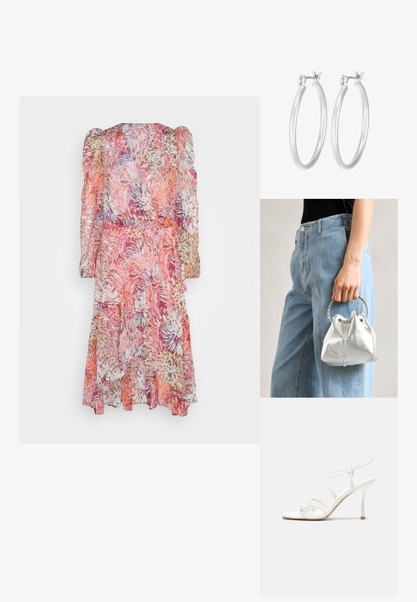 Blumiges, transparenter Wickelkleid in Rosa, Orange und Lavendel; lange puffärmel mit einem Rüschensaum und einem Stoffband in der Taille.; Weiße, geschnallte High-Heel-Sandalen mit flacher Zehenbasis, strukturiertem Vorderteil mit gerafften Akzenten und schlankem Knöchelriemen.; Metallisch silberne Bucket Bag mit strukturiertem Finish, verziert mit einem silbernen runden Griff und Kordelzugverschluss, gehalten vor hellblauen Jeans.; Silberne Creolen mit einer glatten, polierten Oberfläche. Runder Form und sicherem Klickverschluss. Leichtes Design, geeignet für den täglichen Gebrauch.