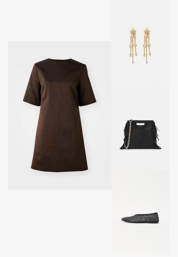 Braunes kurzärmliges Kleid mit Rundhalsausschnitt und lockerer Passform, aus glattem Stoff gefertigt, mit einem einfachen, minimalistischen Design.; Schwarzer gewebter Slipper mit einem Gitterdesign, flacher Sohle und glattem Gummi-Material, das Atmungsaktivität und Flexibilität bietet.; Schwarze Lederhandtasche mit Fransen-Details, goldener Ketten-Schulterriemen und einem ausgeschnittenen Griff. Mit Logoplatzierung auf der Vorderseite.; Goldtonige Ohrringe mit mehreren kaskadierenden Ketten, verziert mit klaren ovalen Strasssteinen und dekorativen Ohrsteckern.