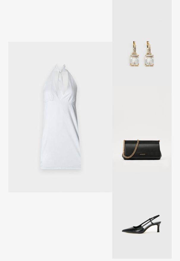 Biely halterneck top s hlbokým výstrihom do V, zberaným detailom pod prsiami a nastaviteľným viazaním na krku. Hladká textúra, minimalistický dizajn.; Čierne patentové slingback topánky na ihlovom podpätku s špicatou špičkou, s textúrovaným hadím vzorom, nastaviteľným popruhom a krátkym, textúrovaným blokovým podpätkom.; Čierna kožená kabelka s retiazkou zo zlata, so hladkou textúrou, obdĺžnikovým tvarom a embosovaným logom na prednej strane.; Náušnice v zlatej farbe, ktoré majú obdĺžnikový, transparentný kryštál visiaci pod radom malých, guľatých, čírych akcentov. Elegantný, moderný dizajn.