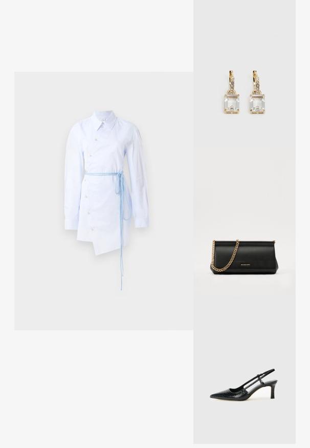Proužkované svetle modré šaty košilového typu s knoflíkovým zapínáním, špičatým límcem, dlouhými rukávy a zavázaným modrým páskem v pase. Asymetrický lem.; Černé lakované slingback podpatky s špičatou špičkou, zdobené texturovaným hadím vzorem, nastavovacím páskem a krátkým texturovaným blokovým podpatkem.; Černá kožená psaníčko s zlatým řetízkem, vyznačující se hladkým povrchem, obdélníkovým tvarem a reliéfním logem na přední straně.; Náušnice ve zlatém odstínu s obdélníkovým, průhledným krystalem zavěšeným pod řadou malých, kulatých průhledných akcentů. Elegantní, moderní design.