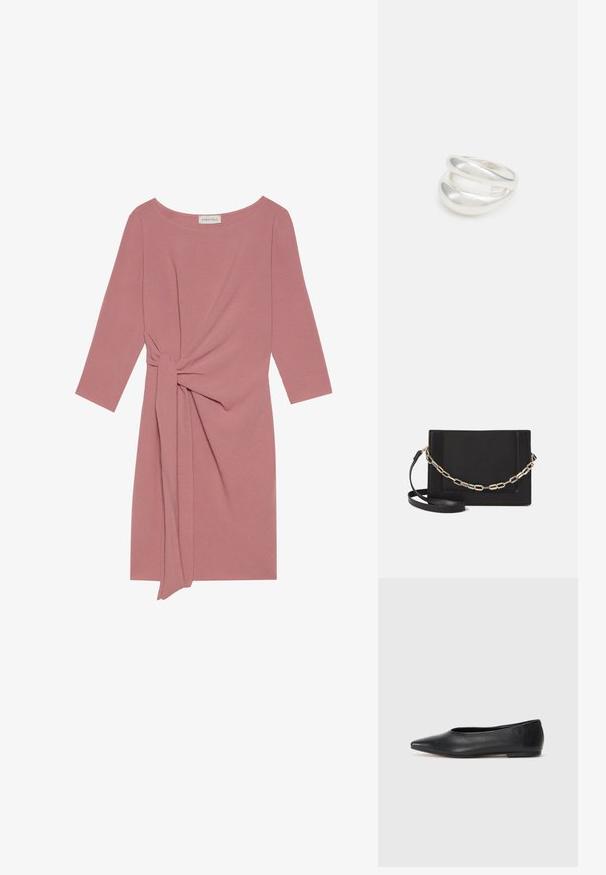 Roosa, põlvepikkune kleit kolmeveerandi varrukatega, sõlmeaktsent vöökohtades ning pehme, tekstureeritud kangas. Ümmargune kaelus, lihtne disain.; Musthave mustris balletkingad, terav nina, minimaliseeritud disain, sile pind, madal konts, ilma nähtava riistvara või kaunistusteta.; Mustast nahast õlakott, mis omab siledat tekstuuri, ristküliku kuju ning esiküljel metallketi detaili. Reguleeritav rihm on kaasas.; Hõbedane kahekordne rõngas sujuva, poleeritud pinnaga. Omab voolavat, kõverat disaini, millel on kattuvad sektsioonid, et saavutada kaasaegne ilme.