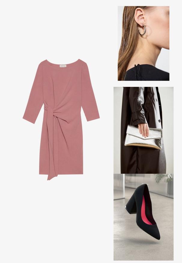 Roze, knielange jurk met driekwartmouwen, een geknoopt accent op de taille en een zachte, textuurstof. Ronde halslijn, eenvoudig ontwerp.; Zwarte hoge hak met een spitse neus en een gestructureerd bovenwerk. Interieur met felroze voering. Vierkante hak met een metallic accent aan de basis.; Zilveren metallic clutch met een hoekig envelopontwerp, een gladde textuur en een contrasterende binnenkleur, vastgehouden in een hand die een zwarte jas draagt.; Zilveren oorbel met een gepolijste afwerking, met kleine gouden accentdetails en een ronde vorm, gedragen op de oorlel.