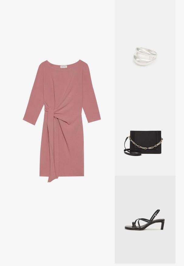 Roosa, põlvepikkune kleit kolmeveerandi varrukatega, sõlmeaktsent vöökohtades ning pehme, tekstureeritud kangas. Ümmargune kaelus, lihtne disain.; Mustast rihmajalatsid ruudukujulise varba ja madala ploki kontsaga. Omab mitmeid õhukesi rihmasid ja reguleeritavat pahkluu rihma. Valmistatud siledast nahast.; Mustast nahast õlakott, mis omab siledat tekstuuri, ristküliku kuju ning esiküljel metallketi detaili. Reguleeritav rihm on kaasas.; Hõbedane kahekordne rõngas sujuva, poleeritud pinnaga. Omab voolavat, kõverat disaini, millel on kattuvad sektsioonid, et saavutada kaasaegne ilme.