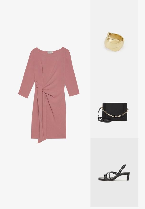 Rózsaszín, térdhez érő ruha háromnegyedes ujjakkal, csavart kiegészítővel a derékon és puha, texturált anyaggal. Kerek nyakkivágás, egyszerű dizájn.; Fekete pántos szandál négyzetes orral és alacsony blokk sarkal. Több vékony pánttal és állítható boka pánttal rendelkezik. Sima bőrből készült.; Fekete bőr keresztpántos táska, sima textúrával, téglalap alakú és fém lánc részlettel az elején. Állítható pánttal ellátva.; Aranyszínű gyűrű sima, csavarodott mintával. Polírozott felülettel és lekerekített élekkel rendelkezik, ami zökkenőmentes, folyékony formát kölcsönöz neki.