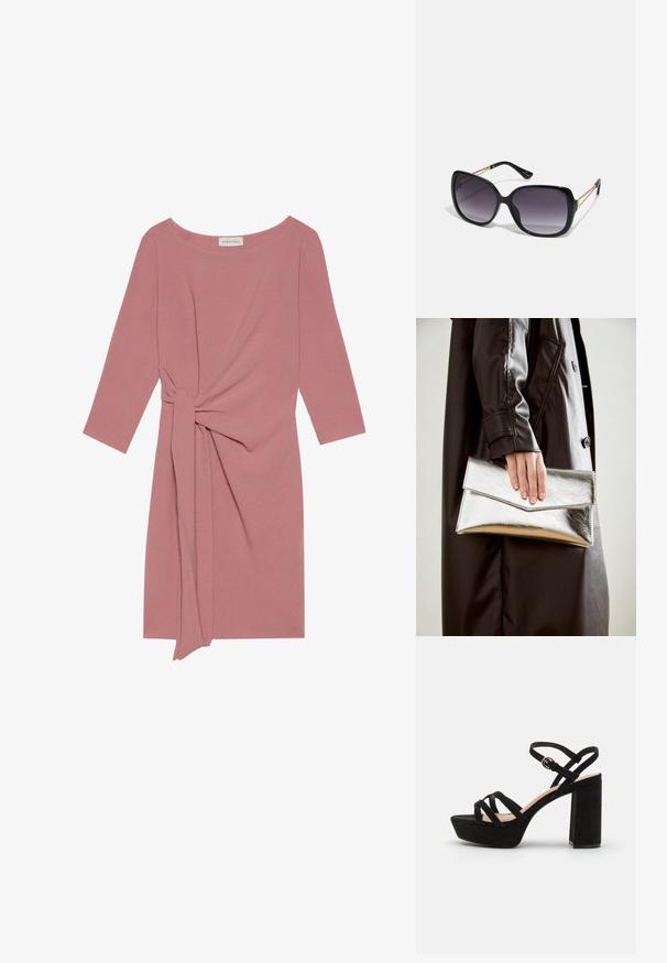 Růžové šaty po kolena se třičtvrtinovými rukávy, zauzleným detailem v pase a měkkou, texturovanou látkou. Kulatý výstřih, jednoduchý design.; Černé semišové platformové sandály s blokovým podpatkem, vybavené překříženými popruhy a přezkou kolem kotníku pro bezpečné upevnění.; Černé oversized sluneční brýle se gradientními skly, silnými rámy a zlatými řetízkovými detaily na nožičkách.; Stříbrná metalická kabelka ve tvaru klínového obálkového designu, hladké textury a s kontrastní barvou uvnitř, držena v ruce s černým kabátem.