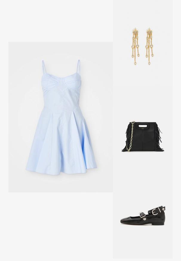 Svetlo modra obleka z oprijetim korzetom, nastavljivimi naramnicami in razširjeno poslovno krilo z gladko teksturo.; Črne lakaste balerinke s kvadratnim prstom, trakovi okrog gležnja z zlatimi dodatki in ravnim podplatom. Gladka tekstura z minimalističnim dizajnom.; Črna usnjena ročna torba z detajli fringa, zlatim verigo za rame in izrezanim ročajem. Na sprednji strani je nameščen logotip.; Zlato-tonirane uhane z več kaskadnimi verigami, ki vključujejo prozorne ovalne kamenčke in okrasne zgornje dele.