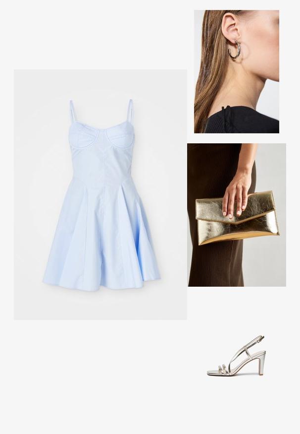 Lichtblauwe jurk met een getailleerde bodice, verstelbare spaghettibandjes en een uitlopende plooirok met een gladde textuur.; Metallisch zilveren hoge hak sandaal met een open teen, voorzien van drie dunne banden over de voet en een enkelband met een gesp.; Gouden metallic clutchbag met een gladde textuur, voorzien van een driehoekige klep sluiting. De hand die het vasthoudt heeft netjes manicured nagels.; Zilveren oorbel met een gepolijste afwerking, met kleine gouden accentdetails en een ronde vorm, gedragen op de oorlel.