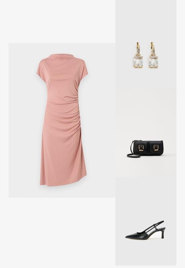 Roosa kleit pehmest kangast, millel on kõrge kaelus, lühikesed õlavarrekattega varrukad ja kokku tõmmatav detail ühelt küljelt, luues langeva efekti.; Mustmust paelad, millel on terav varvas, tekstuuriga maduprindiga, reguleeritav rihm ja lühike tekstuuriga plokknina.; Must küllastamata nahast õlakott, millel on kaks esist nähtavat taskut, kuldsed pandlad, tõmblukuga sulgemine ja peen rihm. Tekstuuriga pind ja kompaktne ristkülikukujuline kuju.; Kuldtooni kõrvarõngad, millel on ristkülikukujuline, selge kristall, mis ripub allapoole väikeste ümmarguste selgete aktsentide rida. Viimistletud, kaasaegne disain.