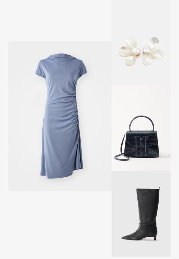 Kratka obleka s kratkimi rokavi v svetlo modri tkanini, z modelom pri vratu in stranskim gubanjem, sproščenega kroja in dolžine do kolen.; Črne usnjene visokokakovostne škornje do kolen s koničastim nosom, okrašene s krožno zanko okoli gležnja in nizko, oblikovano peto. Gladka tekstura.; Črna ročno vsebovana torbica iz usnja z reliéfom krokodila, z oblikovanim dizajnom, zgornjo ročajem, prilagodljivo zanko in izstopajočim logotipom spredaj.; Bela cvetna uhanja iz teksturiranega školjčnega materiala, z večplastnimi oblikami listov in sijajno površino ter zlatimi dodatki.