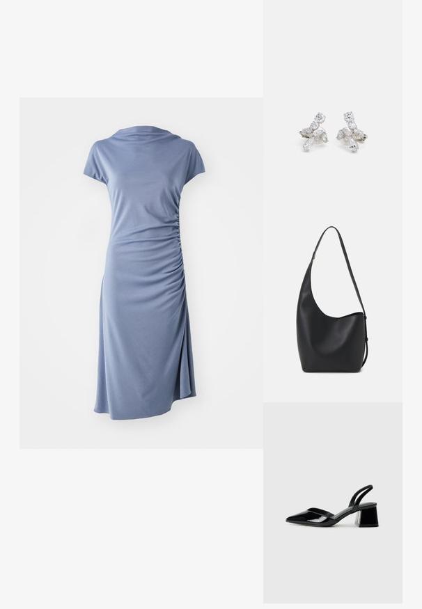 Kurzärmliges Kleid aus hellblauem Stoff mit einem Schalkragen und seitlichem Raffen, entspannter Silhouette und knielangem Saum.; Schwarze Lackleder-Slingback-High Heels mit spitzem Schuh und einem geometrischen Blockabsatz. Verfügt über ein schlankes, minimalistisches Design und eine glatte Textur.; Schwarze Leder-Hobo-Tasche mit einer glatten Textur, geschwungener Form und einem einzelnen verstellbaren Tragegurt; verfügt über eine weite Öffnung am oberen Ende.; Silberfarbene Ohrringe mit klaren, funkelnden Steinen in verschiedenen Formen, darunter rund und marcasit, die in einem floralen Design angeordnet sind.