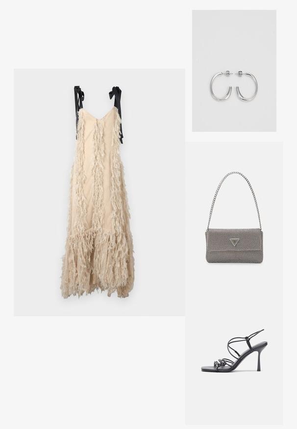 Ida Sjöstedt DAISY GOWN - Maxikleid - light beige; Schwarze, hochhackige Sandalen mit dünnen Riemen und einem geknoteten Design, einer glatten, rechteckigen Zehenpartie und einem eleganten Stiletto-Absatz.; Hellegraue metallische Handtasche mit einer Kettenriemen, verziert mit kleinen kreisförmigen metallic Nieten und einem dreieckigen Markenlogo.; Silberne Creolen mit einer glatten, glänzenden Oberfläche. Abgerundete Form, leichtes Design, mit einer Steckverschluss.