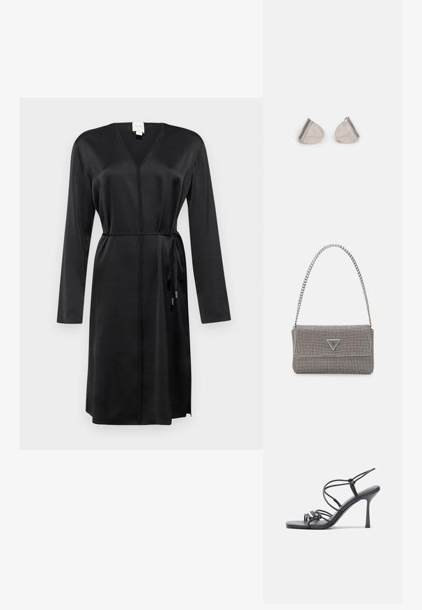 Juoda ilga rankovė su V formos iškirpte, surišama juosmeniu ir tekstūruota medžiaga. Ypatybės: tiesus kirpimas ir iki kelių siekianti forma.; Juodos aukštakulnės sandalai pasižymi plonyčiais dirželiais su mazgo dizainu, lygiu kvadratiniu pirštu ir elegantišku stiletto kulnu.; Šviesiai pilka metalinė rankinė su grandinėlės dirželiu, papuošta mažais apvaliais metaliniais smeigėmis ir trikampiu prekės ženklu.; Sidabriniai metaliniai auskarai su lygiu, ašaros formos dizainu ir blizgiu paviršiumi. Subtilūs raižiniai prideda detalumo. Minimalistinis dizainas.