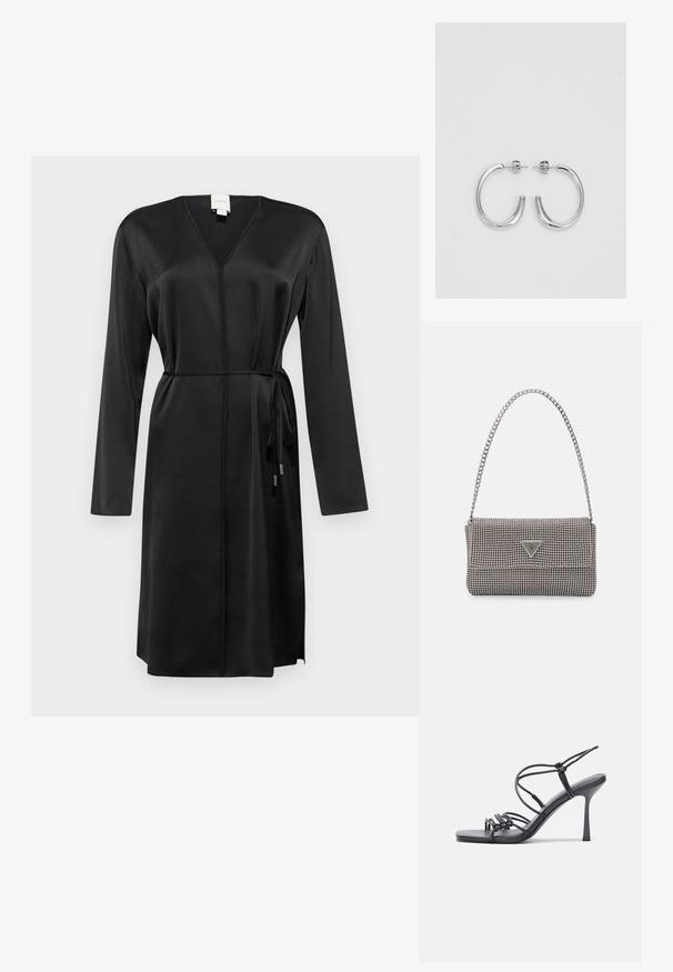 Čierna dlha rukávová šaty s výstrihom do V, opaskom a textúrovanou látkou. Má rovný strih a dĺžku po kolená.; Čierne sandále na vysokom podpätku majú tenké remienky s uzlovým dizajnom, hladký štvorcový špičku a elegantný stiletto podpätok.; Svetlošedá metalická kabelka s reťazovým popruhom, ozdobená malými kruhovými kovovými štítkami a trojuholníkovým logom značky.; Strieborné kruhové náušnice s hladkým a lesklým povrchom. Okrúhly tvar, ľahký dizajn, s uzáverom na kolík.