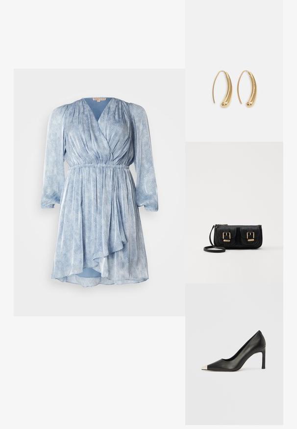 MICHAEL Michael Kors FAUX WRAP MINI - Cocktailkjole - blue; Svart lærsko med høye hæler, spiss tå og metallisk sølvhette. Har en glatt finish og en slank hæl på 10 cm.; Svart skinn crossbody veske med to frontlommer, gyldne spenner, glidelåslukking og en slank stropp. Teksturert overflate og kompakt rektangulær form.; Gullfargede metalløredobber med en buet, forlenget form. Har en jevn, blank overflate og en avrundet tupp for ekstra detaljer.