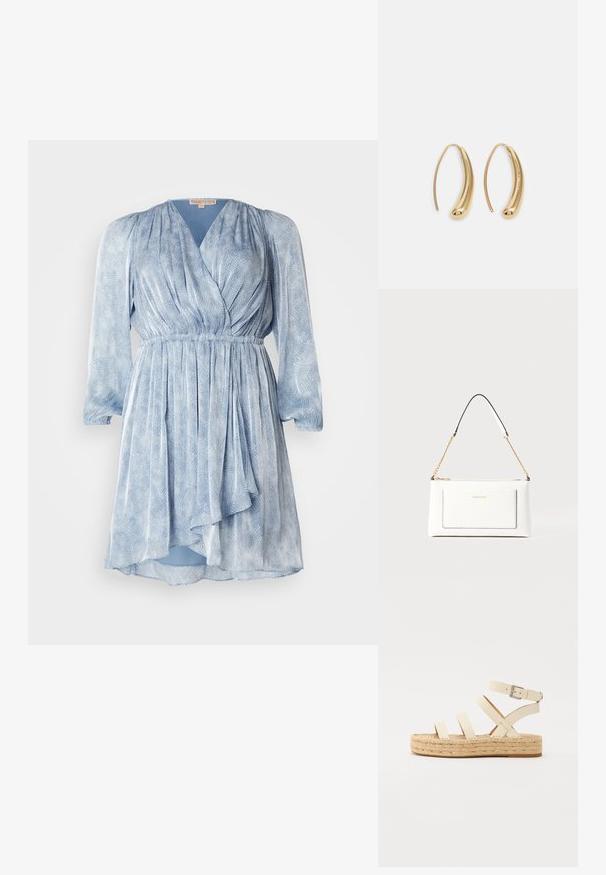 MICHAEL Michael Kors FAUX WRAP MINI - Cocktailklänning - blue; Beige sandaler i läder med korslagda remmar, spänndetalj och en jutesula med platå. Designen har en tjock vävd textur och en flat sula.; Vit läderhandväska med texturerad yta, med guldkedjeslinga och svarta accenter. Inkluderar en framsida ficka och dragkedjestängning.; Guldtonade metallörhängen i en kurvad, avlång form. Har en slät, glänsande yta och en rundad spets för en extra detalj.