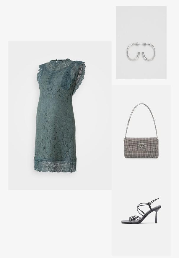 Mėlynos spalvos nėriniuota suknelė su banguotais rankovėmis, gėlių raštais ir prigludusia siluetu. Išsiskiria aukštu apykaklės dizainu ir nėriniuota apatine dalimi.; Juodos aukštakulnės sandalai pasižymi plonyčiais dirželiais su mazgo dizainu, lygiu kvadratiniu pirštu ir elegantišku stiletto kulnu.; Šviesiai pilka metalinė rankinė su grandinėlės dirželiu, papuošta mažais apvaliais metaliniais smeigėmis ir trikampiu prekės ženklu.; Sidabrinės auskarai žiedai su lygiu, blizgiu paviršiumi. Suapvalinta forma, lengvas dizainas, su uždarymu ant smeigtuko.