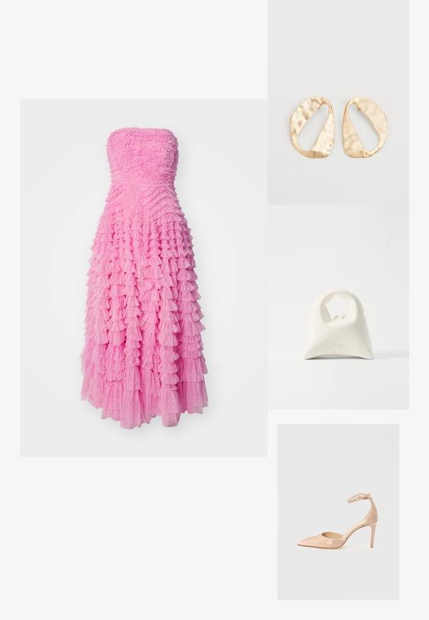 Needle & Thread HATTIE RUFFLE STRAPLESS ANKLE GOWN - Robe de cocktail - camellia pink; Chaussure à talon aiguille en cuir verni nude, avec une sangle de cheville et un bout pointu, présentant une texture lisse et un design minimaliste.; Sac à main blanc avec un design courbé texturé. Dispose d'une poignée proéminente et d'un fond arrondi, avec une finition lisse et un matériel minimal.; Une paire de boucles d'oreilles en métal doré, de forme ovales irrégulières, avec une surface texturée et légèrement martelée sur fond blanc.