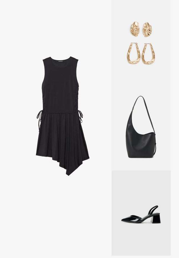 Melnā bezpiedurkņu kleita, izgatavota no mīksta auduma; tai ir savākta, asimetriska apakšdaļa un sānu saitītes pielāgojamai piegulšanai.; Melna lakota āda ar atvērto papēdi, ar smailu purngalu un ģeometrisku blokpapēdi. Iezīmējas elegants, minimāls dizains un gluda tekstūra.; Melnas ādas hobo soma ar gludu tekstūru, izliekta forma un vienu regulējamu jostu; augšā ir plaša atvere.; Zelta krāsas auskari ar teksturētām, viļņotām formām. Iekļauts skulpturāls piespraužams modelis un atvērta gredzenveida konstrukcija ar izsistām virsmām.