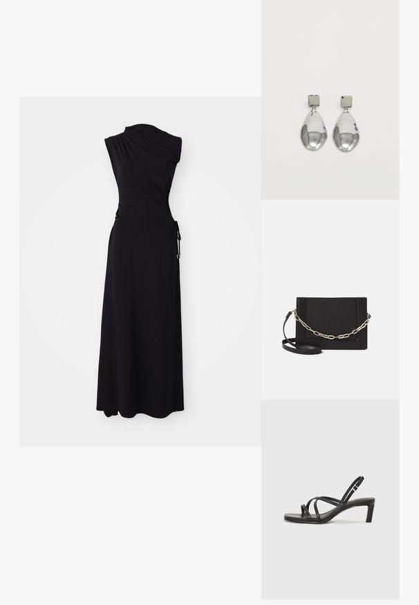 Černé bezramenné šaty s designem jednoho ramene, nabíraným pasem a detailem vázání na boku. Vyrobeno z měkké, elastické tkaniny. Dlouhé až na zem.; Černé sandály na tenkém podpatku se čtveratou špičkou a nízkým blokovým podpatkem. Mají několik tenkých popruhů a nastavitelné zapínání okolo kotníku. Vyrobeny z hladké kůže.; Černá kožená crossbody taška s hladkým povrchem, obdélníkovým tvarem a kovovým řetízkem na přední straně. Součástí je nastavitelný popruh.; Stříbrné kapkové náušnice se čtvercovou například, s hladkým, lesklým povrchem a kapkovým tvarem, odrážející světlo lesklým povrchem.