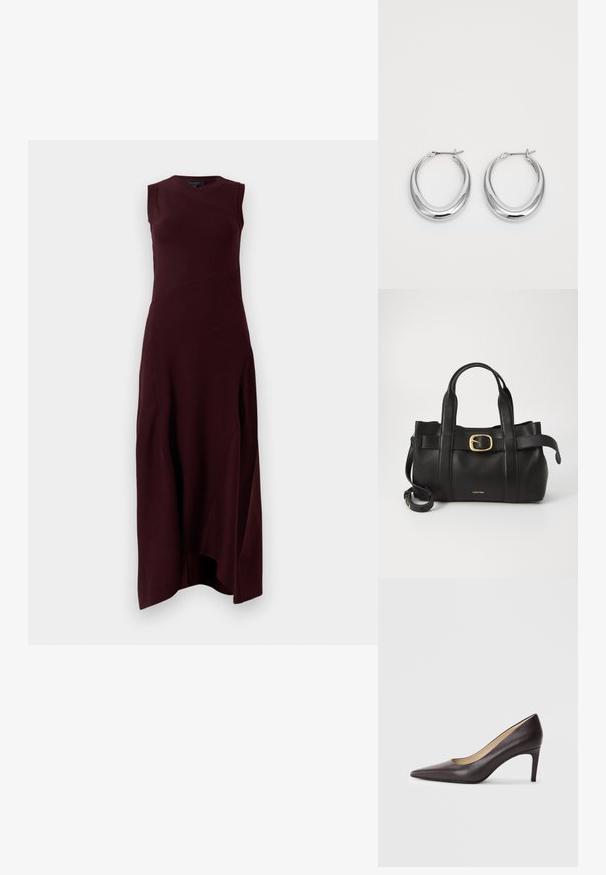 Burgundské bezrukávové šaty s těsným živůtkem, žebrovanou strukturou a asymetrickým lemem. Obsahují diagonální švy.; Černé kožené lodičky na vysokém podpatku s špičatou špičkou, hladkým povrchem a tenkým stiletto podpatkem. Interiér má béžovou podšívku.; Černá kožená kabelka s upraveným designem, dvojitými vrchními madly, pozlaceným přezkovým akcentem a vyraženým logem značky na přední straně.; Pár leštěných stříbrných půlměsíčních náušnic s kloubovými sponami na bílém pozadí.