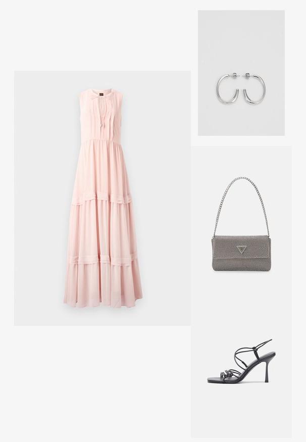 Rochie lungă, fără mâneci, de culoare roz pal, cu un bust pliat, talie strânsă și fustă în straturi cu benzi orizontale. Material moale, fluid.; Sandale negre cu toc înalt au curele subțiri cu un design legat, un vârf pătrat neted și un toc stiletto elegant.; Geantă metalică gri deschis, cu un strap din lanț, decorată cu mici ținte circulare metalice și un logo de marcă triangular.; Cercei rotunzi din argint cu un finisaj neted și strălucitor. Design ușor, având o formă rotundă și închidere cu tijă.