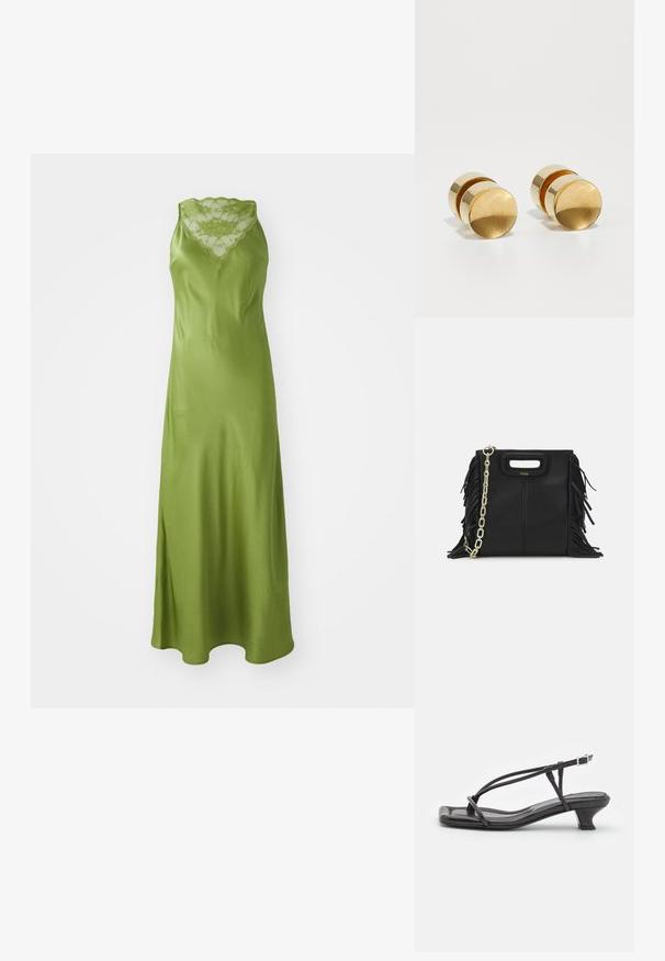 Groene satijnen jurk met een scalloped kanten halslijn, mouwloos ontwerp en een vloeiende A-lijn silhouet met een zijsplits.; Zwarte leren sandaal met dunne banden, lage blokhak en vierkante neus. Heeft een gespsluiting en een zachte textuur.; Zwarte leren handtas met franjes, gouden schouderband van schakels en een uitsnijding in de handgreep. Heeft het logo prominent aan de voorkant.; Gouden metalen oorbellen met een eenvoudige ronde vorm, voorzien van een gladde afwerking en een gecentraliseerde gepolijste band. Heeft een diameter van ongeveer 1 cm.