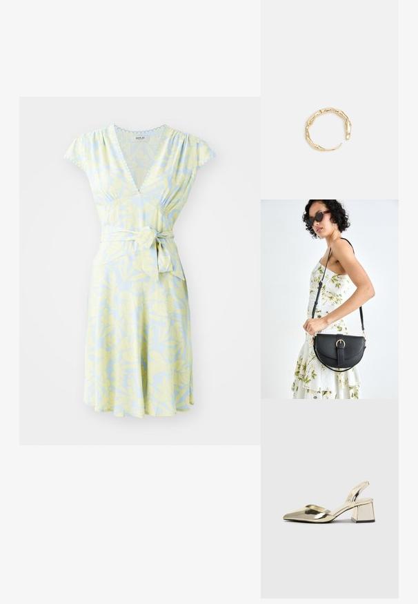 Cvetna obleka v svetlo modri barvi z rumenim listnim vzorcem, kratkimi rokavi, V-izrezom in pasom za zavezovanje, izdelana iz lahkega materiala.; Zlati, kovinski slingback čeveljci z ostrim nosom in masivnim peto. Gladka tekstura, minimalistična zasnova in ozka zanka.; Črna usnjena torbica s ukrivljeno obliko, z odstranljivo naramnico in zlatimi dodatki. Torbica ima pokrov s podrobnostmi v obliki zaponke.; Zlati prstan s organskim, zvitim dizajnom, gladko površino in taperiranimi konci, ki ustvarja modernega, skulpturalnega videza.