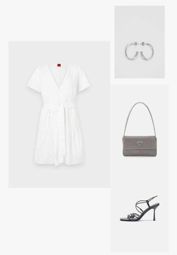 Balta, kokvilnas apģērba kleita ar īsām piedurknēm, v-veida kakla izgriezumu, jostu viduklī un pievilktiem slāņiem apakšmalā.; Melnas augstpapēžu sandales ar plāniem siksniņām un mezgla dizainu, gluda kvadrātveida purngalu un elegantu stiletto papēdi.; Gaiši pelēka metāla rokassoma ar ķēdes siksnu, rotāta ar mazām apaļām metāla kniedēm un trīsstūra zīmola logo.; Sudraba stīpas auskari ar gludu, spīdīgu virsmu, izceļas ar izliektaveida formu un aizdari ar tapu. Minimālistisks dizains ar mūsdienīgu apdari.