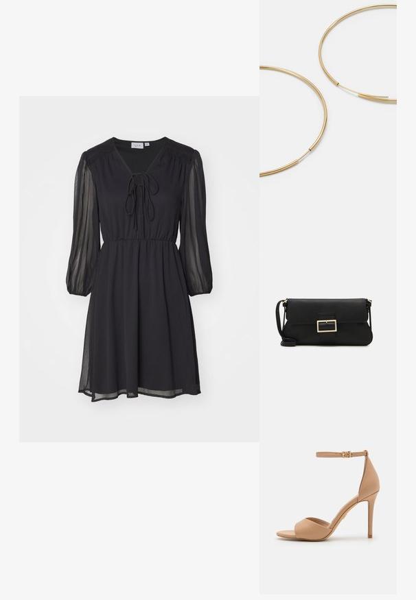 Černé krátké šaty s výstřihem do V, šňůrkovým detailem v přední části a průhlednými dlouhými rukávy. Vyrobeno z lehkého materiálu s volným střihem.; ALDO CRERIDE PILLOW WALK - Páskové sandály - beige; Černá kožená psaníčko s klopou a zlatým kovovým detailním sponou. Součástí je černý popruh a elegantní, minimalistický design.; Zlaté kruhové náušnice, tenké a kulaté, s hladkým kovovým povrchem a bez zdobení či vzorů.
