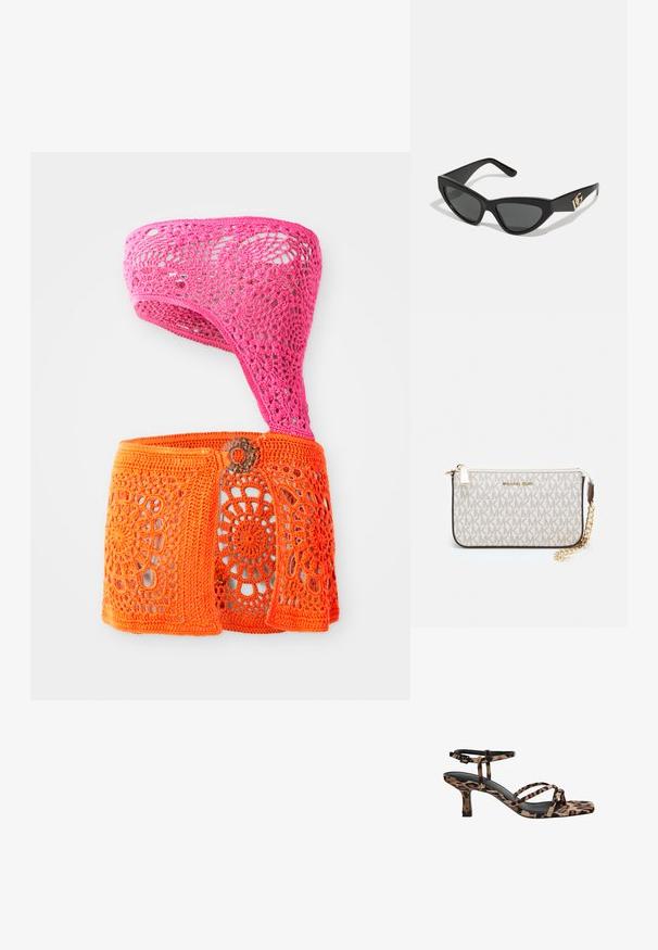 Szydełkowy top w różowym i pomarańczowym kolorze, wyróżniający się asymetrycznym krojem, kwiatowymi wzorami i wycięciami. Wykonany z teksturowanej włóczki.; Sandały na obcasie w panterkę, ze kwadratowym noskiem, wieloma paskami i średnim obcasem. Wykonane z miękkiego materiału tekstylnego.; Okulary przeciwsłoneczne w kształcie kocich oczu z matową czarną oprawką z plastiku, ciemnymi soczewkami oraz złotym akcentem z logo na zausznicy. Kanciasty kształt i gładka tekstura.; Portfel na nadgarstek marki Michael Kors w beżowej, pokrytej płótnem, z powtarzającym się wzorem logo MK, złotym okuciem i odpinanym łańcuszkowym paskiem.