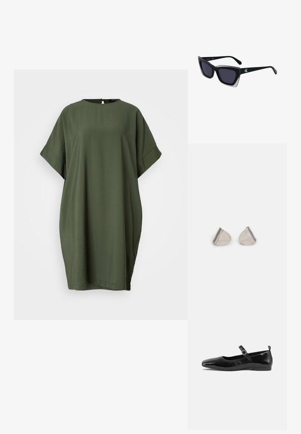 Bruuns Bazaar CRESS GIGI DRESS - Kasdienė suknelė - deep depths; Juodas lakinės odos butas su smailiu nosiu, kulkšnies dirželiu su sagtimi ir lygia, blizgia tekstūra. Žemas kulnas dėl patogumo.; Juodos didelės saulės akinių su geometrine forma, turinčiais tamsius objektyvus ir kontrastingą pilką detalę ant rėmelio. Logotipas ant šalon.; Sidabriniai metaliniai auskarai su lygiu, ašaros formos dizainu ir blizgiu paviršiumi. Subtilūs raižiniai prideda detalumo. Minimalistinis dizainas.