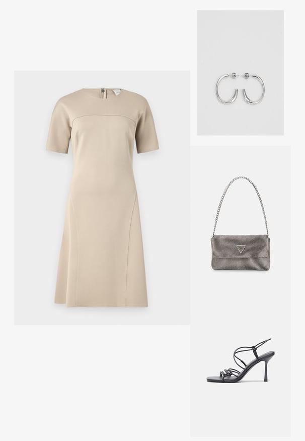 Bež obleka s kratkimi rokavi, okroglim izrezom in oprijetim zgornjim delom, ki se na dnu razširi. Narejena je iz gladkega materiala in ima zadrgo na hrbtu.; Črne visoke sandale na peto imajo tanke naramnice z vozlom, gladek kvadratni toe in eleganten stiletto peto.; Svetlo siva kovinska torbica z verižnim ročajem, okrašena z majhnimi okroglimi kovinskimi bleščicami in trikotnim logotipom blagovne znamke.; Srebrne obročaste uhane z gladko, sijočo površino. Zaobljena oblika, lahka zasnova, z zapiranjem na zatič.