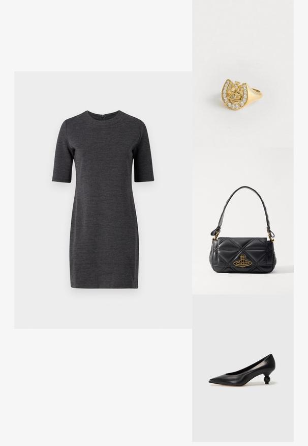 Kurzärmeliges, dunkelgraues Kleid mit rundem Ausschnitt, das eine subtile Textur und einen Reißverschluss auf der Rückseite aufweist. Einfaches, figurbetontes Design.; Schwarze Leder-Pumps mit spitzem Zehenbereich und runder, ballförmiger Ferse. Glatte Textur mit einem eleganten, minimalistischen Design.; Schwarze, gesteppte Lederhandtasche mit goldenem Logo-Akzent. Verfügt über einen kurzen Griff und hat eine strukturierte, rechteckige Form. Strukturierte Oberfläche.; Goldring mit einem Kronendesign in einem Hufeisen, verziert mit kleinen klaren Edelsteinen, auf einem weißen Hintergrund.