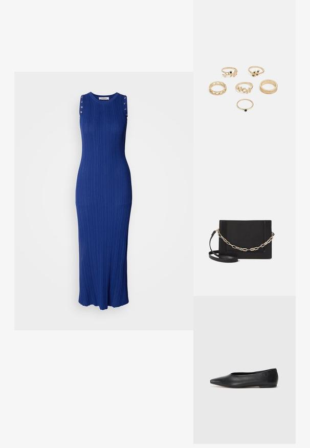 Sømløs maxikjole i ribbestrikket stoff, lys blå farge, med metalliske knappdetaljer på skulderstroppene og utsvingt kant.; Sorte lærballerina med spiss tå, minimalistisk design, glatt tekstur, lav hæl uten synlig metall eller dekorasjoner.; Svart lær crossbody-veske med glatt tekstur, rektangulær form og metallkjede detaljer på framsiden. Justerbar stroppe inkludert.; Sett med seks gullringer med forskjellige design: flettede, bladmotiv og solide band; noen med grønne edelstener som aksenter.