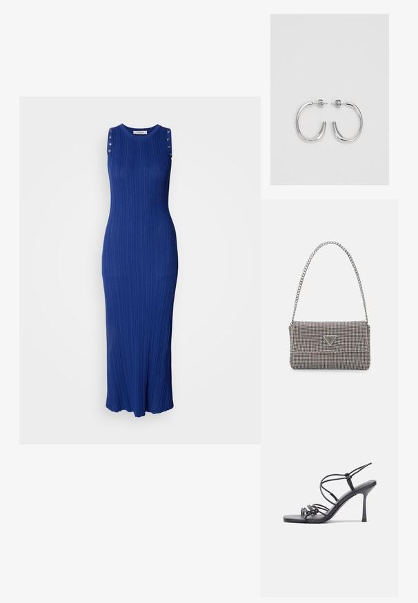 Sukienka maxi bez rękawów z prążkowanej dzianiny, w jasnoniebieskim kolorze, z metalowymi guzikami na ramiączkach i rozkloszowanym dołem.; Czarne sandały na wysokim obcasie mają cienkie paski z węzłowym wzorem, gładki, kwadratowy czubek i smukły obcas w stylu szpilki.; Jasnoszara metaliczna torebka na łańcuszku, ozdobiona małymi okrągłymi metalowymi ćwiekami oraz trójkątnym logo marki.; Srebrne kolczyki na biglu o gładkim, błyszczącym wykończeniu. O zaokrąglonym kształcie, lekkim designie, z zamknięciem na zatrzask.
