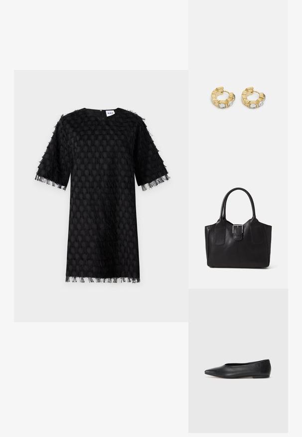 Zwarte jurk met een gestructureerd, gestippeld patroon en franjes aan de mouwen. Eenvoudige ronde halslijn en korte mouwen. Stof lijkt lichtgewicht.; Zwarte leren balletflat, puntige neus, minimalistisch design, gladde textuur, lage hak, geen zichtbaar beslag of versieringen.; Zwarte leren tote bag met een gladde textuur, gestructureerde vorm, twee handvatten en een opvallend zilveren sluitingdetail aan de voorkant.; Gouden creolen met een getextureerd ontwerp en drie heldere kristalaccenten aan één zijde, wat een moderne geometrische esthetiek biedt.