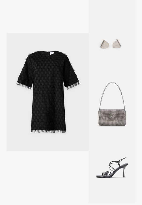 Mustikas dress, millel on tekstuuriga punktimuster ja frantsiärgadega. Lihtne ümmargune kaelus ja lühikesed varrukad. Kangas näib kerge.; Mustad musta värvi kontsandaalid on varustatud peente rihmadega, millel on sõlmekujundus, siledad ruudukujulised varbad ja stiilne stilettokonts.; Helehall metallik handbags, millel on kett, kaunistatud väikeste ümmarguste metallist õmblustega ja kolmnurkse brändi logoga.; Hõbedased metallkõrvarõngad sujuva pisarakuju ja poleeritud viimistlusega. Diskreetne graveering lisab detaile. Minimalistlik disain.