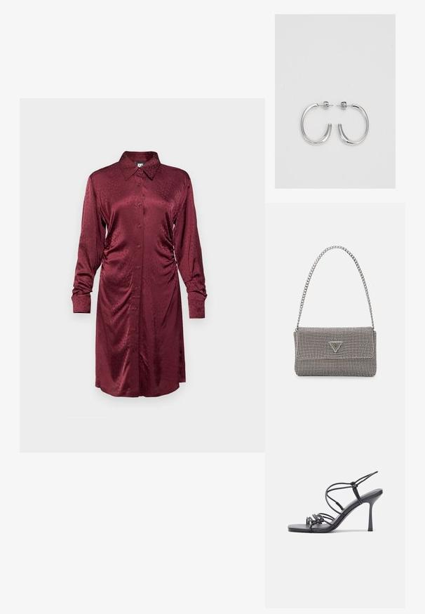 Burgundské saténové šaty s dlhým rukávom, s gombíkovou prednou časťou, golierom, bočným nariadením a jemným textúrovaným vzorom po celej ploche.; Čierne sandále na vysokom podpätku majú tenké remienky s uzlovým dizajnom, hladký štvorcový špičku a elegantný stiletto podpätok.; Svetlošedá metalická kabelka s reťazovým popruhom, ozdobená malými kruhovými kovovými štítkami a trojuholníkovým logom značky.; Strieborné kruhové náušnice s hladkým a lesklým povrchom. Okrúhly tvar, ľahký dizajn, s uzáverom na kolík.