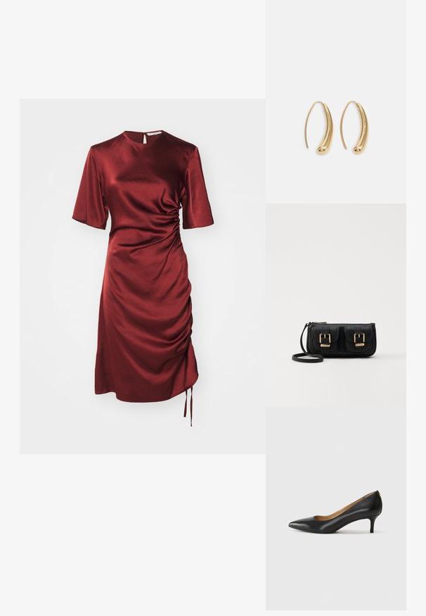 Rød satengkjole med kortermer, innsamlet side-detaljering og høy halslinje. Har en nøkkelhullbakside og justerbare sidesnører.; Sorte lærpumpe med spiss tå, lav hæl og en glatt tekstur. Har en liten åpning foran og minimalt med beslag bak.; Svart skinn crossbody veske med to frontlommer, gyldne spenner, glidelåslukking og en slank stropp. Teksturert overflate og kompakt rektangulær form.; Gullfargede metalløredobber med en buet, forlenget form. Har en jevn, blank overflate og en avrundet tupp for ekstra detaljer.