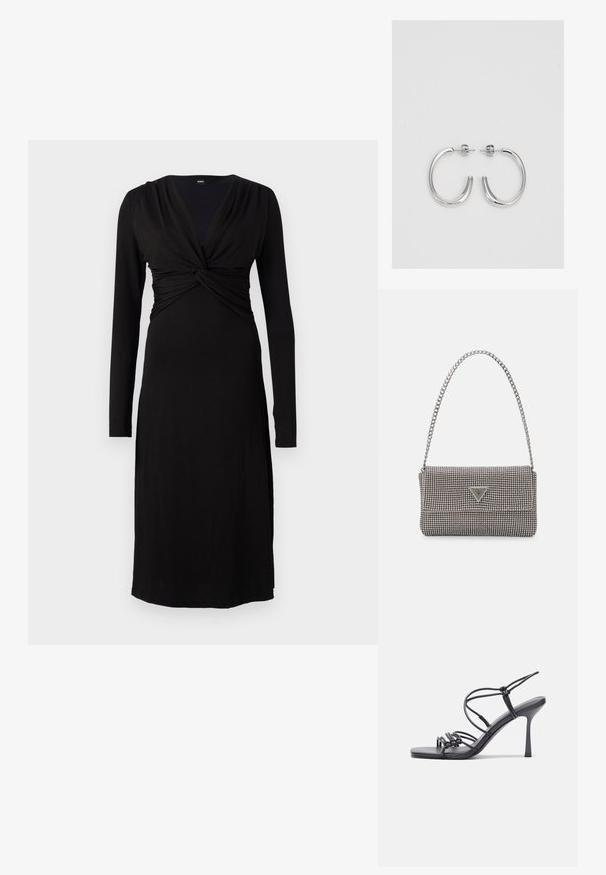 Czarna sukienka z długim rękawem, głębokim dekoltem w kształcie V i skręconym detalem w talii. Zaprojektowana z gładkiego, elastycznego materiału dla wygody i dopasowania.; Czarne sandały na wysokim obcasie mają cienkie paski z węzłowym wzorem, gładki, kwadratowy czubek i smukły obcas w stylu szpilki.; Jasnoszara metaliczna torebka na łańcuszku, ozdobiona małymi okrągłymi metalowymi ćwiekami oraz trójkątnym logo marki.; Srebrne kolczyki na biglu o gładkim, błyszczącym wykończeniu. O zaokrąglonym kształcie, lekkim designie, z zamknięciem na zatrzask.