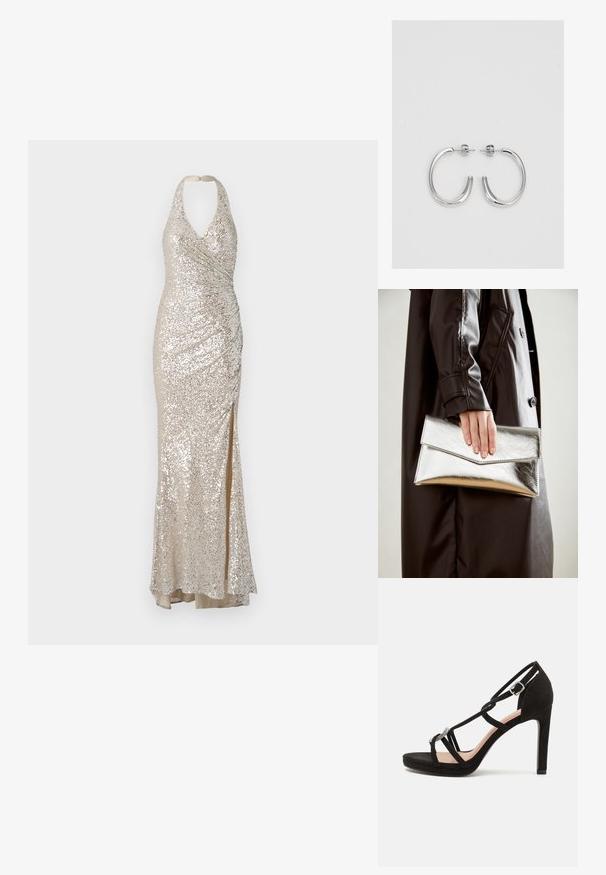 Halterneck-sekvenserad klänning i beige med en figurnära silhuett, sidoklyvning och rynkade detaljer för textur och visuell intresse.; Svart mocka högklackad sandal med korsade remmar, en dekorativ silverfärgad accent och en plattformssula för extra höjd.; Silverfärgad metallisk kuvertväska med en vinkelrät design, slät textur och kontrasterande innervärd, hålls i en hand som bär en svart kappa.; Silver hoopsörhängen med en slät, glänsande yta, med en böjd form och post-stängning. Minimalistisk design med en modern finish.