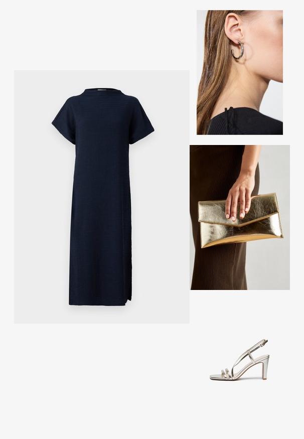 Rochie bleumarin cu o croială lejeră, mâneci scurte, decolteu înalt, material texturat și slituri laterale pentru confortul mișcării.; Sandalie cu toc înalt, metalice, argintii, cu vârful deschis, având trei bretele subțiri peste picior și o bretea pentru gleznă cu cataramă.; Geantă de mână metalică aurie cu o textură netedă, având un închizător în formă de triunghi. Mâna care o ține are unghii frumos îngrijite.; Cercel din argint cu un finisaj polișat, având detalii mici din aur și o formă rotundă, purtat pe lobul urechii.