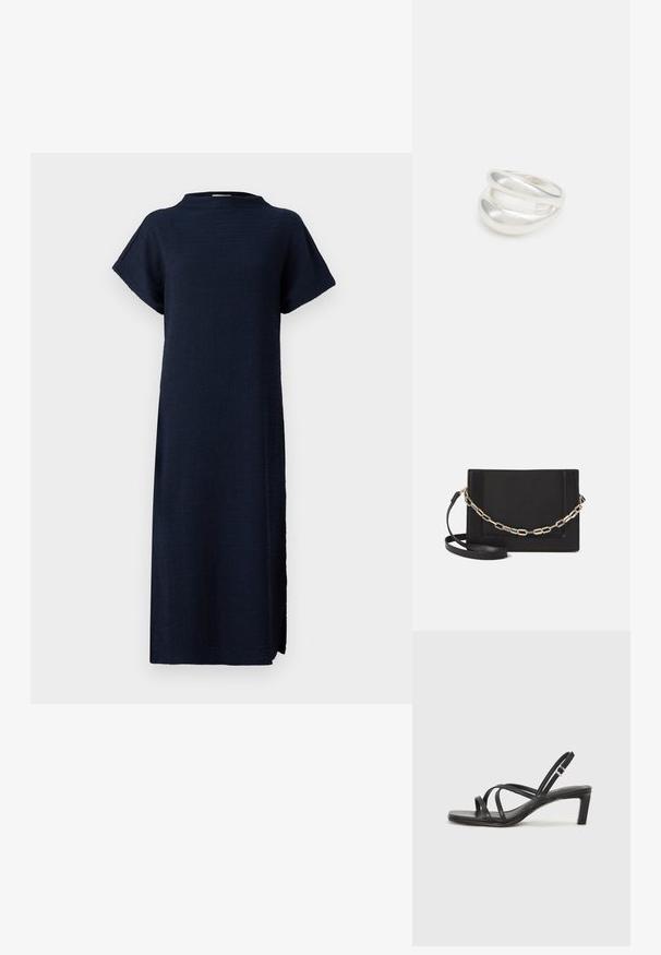 Tamsiai mėlyna suknelė su laisvu siluetu, trumpomis rankovėmis, aukšta apykakle, tekstūruotu audiniu ir šoninėmis skeltėmis patogumui judėti.; Juodi šlepetės su kvadratiniu pirštu ir žemu bloku kulnu. Yra keli ploni dirželiai ir reguliuojamas kulkšnies diržas. Pagaminti iš lygios odos.; Juodas odinis per petį nešiojamas krepšys turi lygų paviršių, stačiakampio formą ir metalinę grandinėlę priekyje. Pridedama reguliuojama dirželis.; Sidabrinis dvigubas žiedas su lygiu, poliruotu paviršiumi. Pasižymi sklandžiu, kreiptu dizainu su persipinančiomis dalimis, suteikiančiomis modernų išvaizdą.